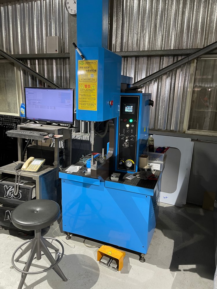 電腦油壓鉚釘機